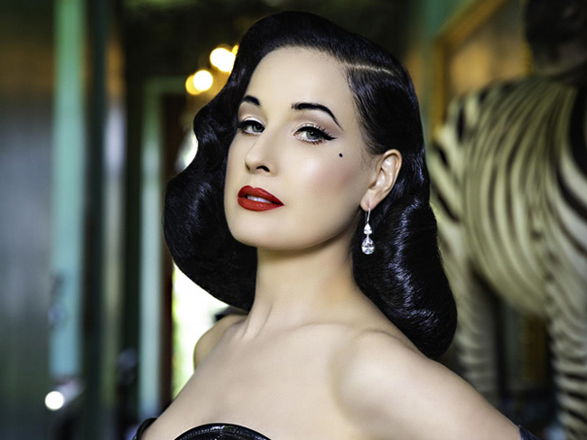 Strip-tease Dita von Teese